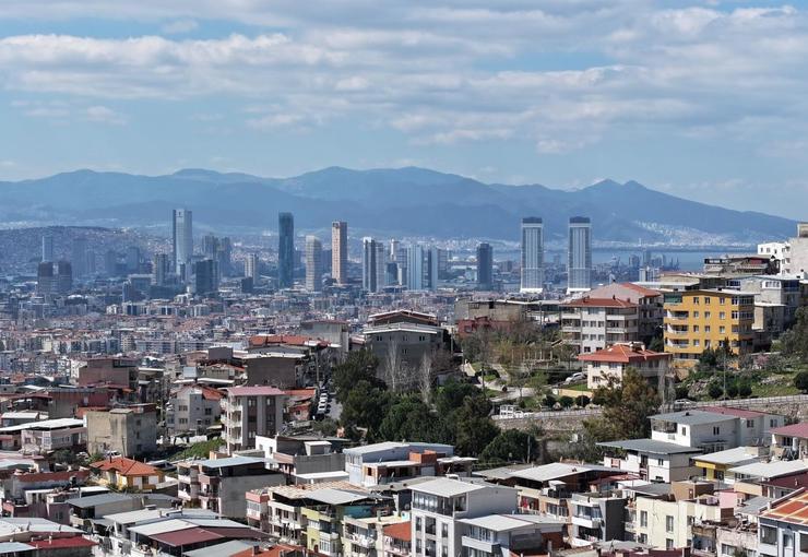 İzmir’de depreme karşı kapsamlı seferberlik sürüyor. İzmir Büyükşehir Belediyesi öncülüğünde