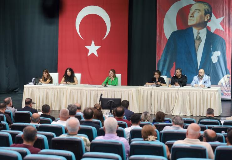 Konak Belediye Meclisi, İhtisas Komisyonlarına üye seçimleri için olağanüstü toplandı.