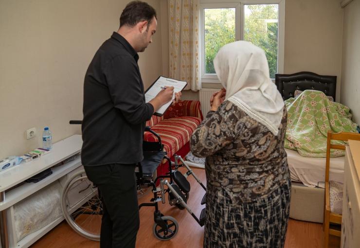 İzmir Büyükşehir Belediyesi, ihtiyaç sahibi engelli yurttaşlara yönelik medikal malzeme