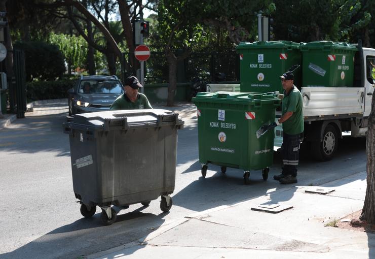 Konak Belediyesi, görüntü kirliliğine sebep olan eski ve yıpranmış çöp