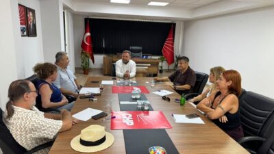 CHP İzmir İl Başkanlığı, saha çalışmalarının yanı sıra kentteki farklı