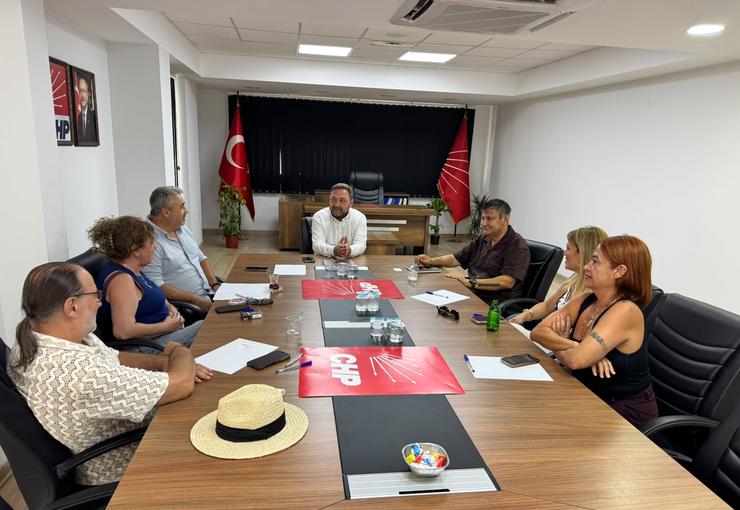 CHP İzmir İl Başkanlığı, saha çalışmalarının yanı sıra kentteki farklı