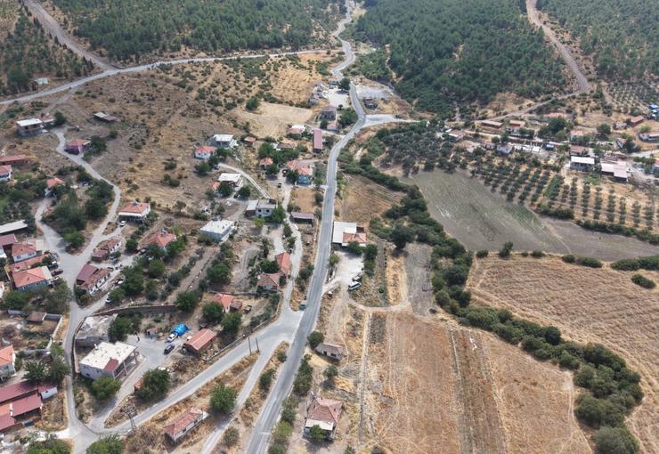 İzmir Büyükşehir Belediyesi, Kınık’taki beş mahallenin ulaşım yollarında yürüttüğü sathi