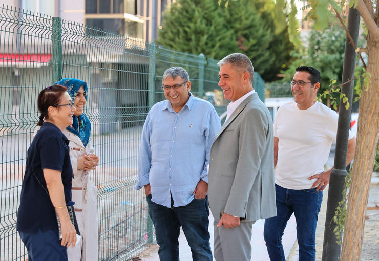Buca’daki park ve yeşil alanlar, ilçe genelinde başlatılan kapsamlı bakım,