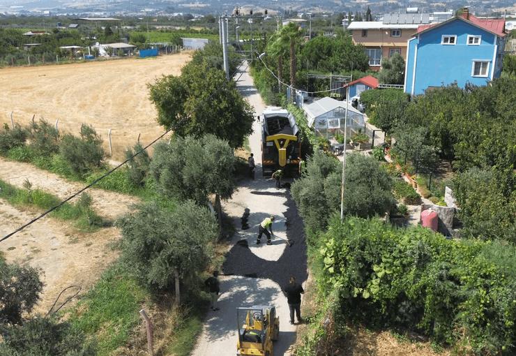 Kemalpaşa’da yol yatırımları hız kazanırken, özellikle üretim yolları başta olmak