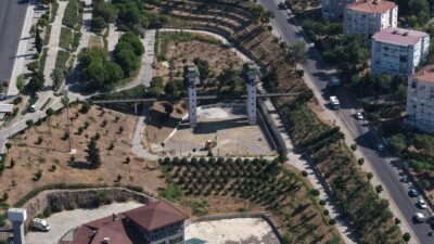 İzmir Büyükşehir Belediyesi, Buca’daki parkların yenilenmesine ilçenin simgelerinden Yedigöller’de devam