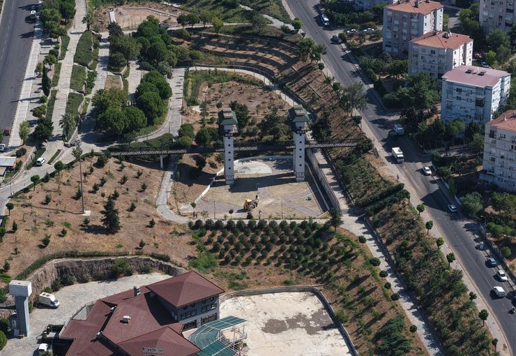 İzmir Büyükşehir Belediyesi, Buca’daki parkların yenilenmesine ilçenin simgelerinden Yedigöller’de devam