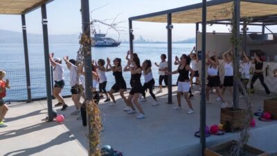 İzmir Büyükşehir Belediyesi’nin ücretsiz spor etkinlikleri, İzmirlileri salonlardan açık havaya