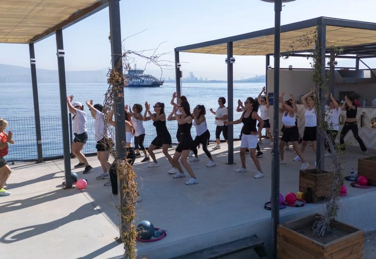 İzmir Büyükşehir Belediyesi’nin ücretsiz spor etkinlikleri, İzmirlileri salonlardan açık havaya