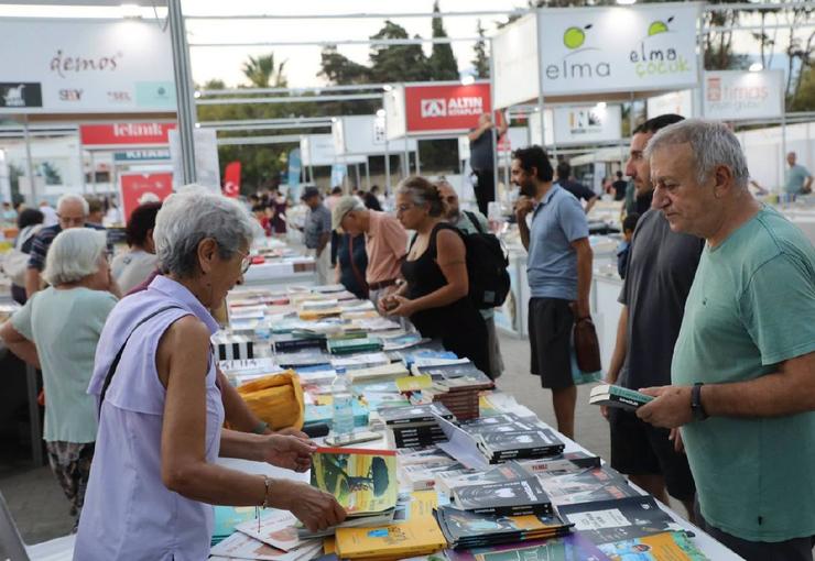 Edremit Belediyesi tarafından düzenlenen 8. Edremit Kitap Fuarı’nın altıncı günü