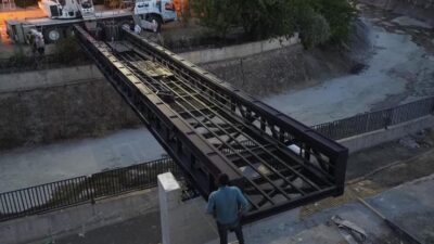 İzmir Büyükşehir Belediyesi’nin Karşıyaka Latife Hanım Mahallesi’nde Bostanlı Deresi üzerine