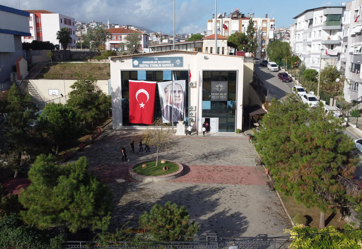 Eğitimde fırsat eşitliğini sağlamak amacıyla çalışmalarını sürdüren Karabağlar Belediyesi Sosyal