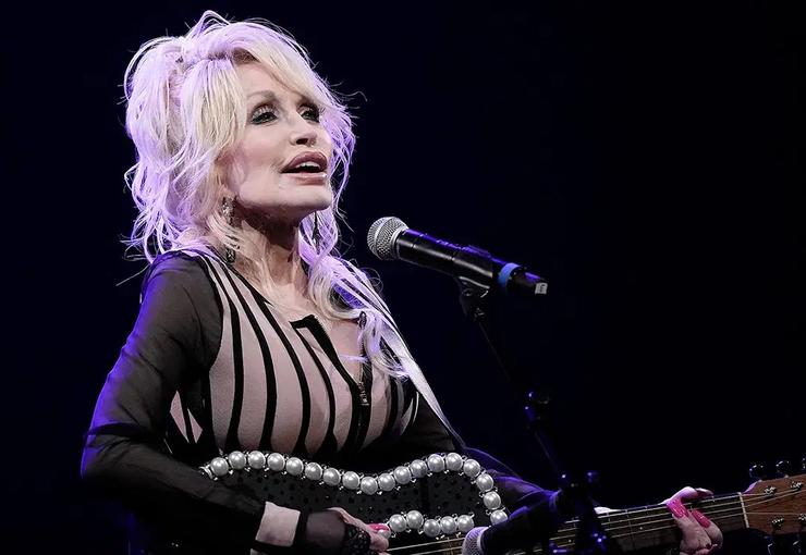 Country müziğin dünyaca tanınan yıldızı Dolly Parton, 25 Ağustos 2026'da