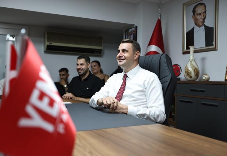 YENİ Parti İzmir İl Başkanlığı’nda gençlerle bir araya gelerek partiye