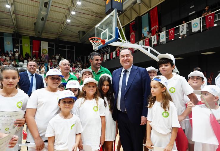 Manisa Büyükşehir Belediyespor Kulübü tarafından düzenlenen Yaz Spor Okulları, kapanış