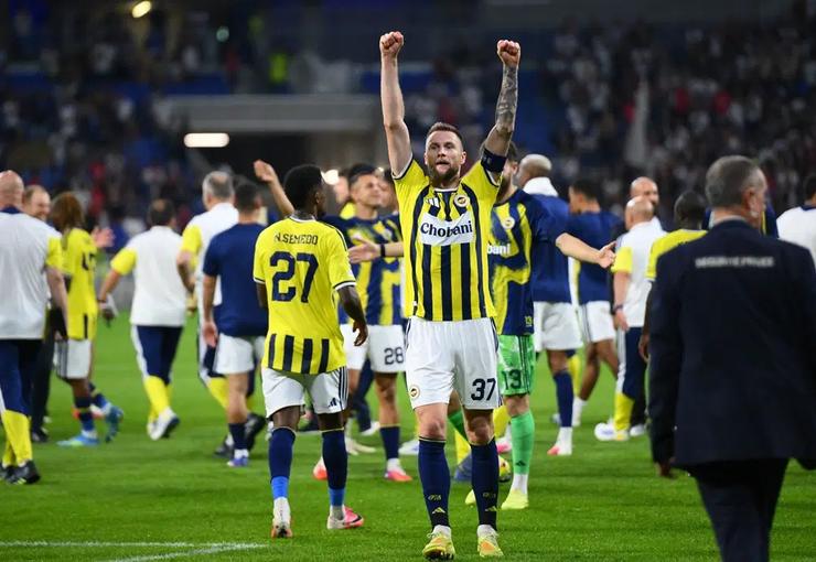 Fenerbahçe, Lyon'u eleyerek 18 yıl sonra UEFA Şampiyonlar Ligi lig