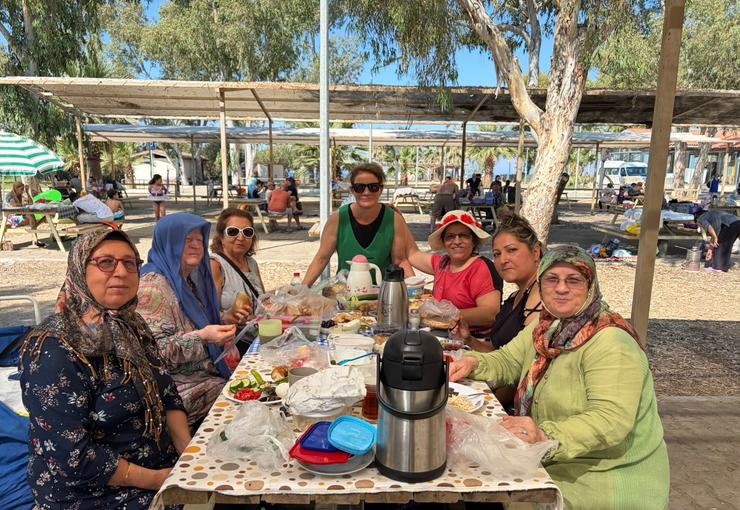 Karabağlar Belediyesi, yıl boyunca kurs ve etkinliklere katılan kadınları Selçuk
