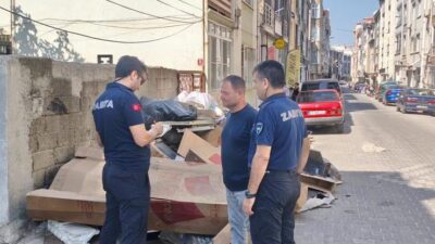 Edremit Belediyesi Zabıta Müdürlüğü ekipleri, kent genelinde izinsiz şekilde bırakılan