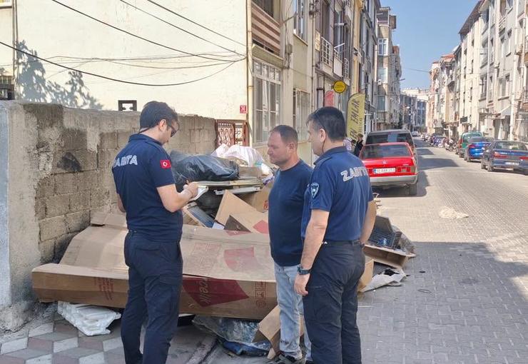 Edremit Belediyesi Zabıta Müdürlüğü ekipleri, kent genelinde izinsiz şekilde bırakılan