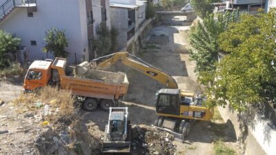 İzmir Büyükşehir Belediyesi, kent merkezindeki 88 derede 92 kilometrelik temizlik
