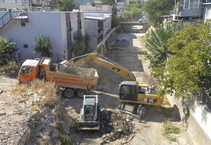 İzmir Büyükşehir Belediyesi, kent merkezindeki 88 derede 92 kilometrelik temizlik