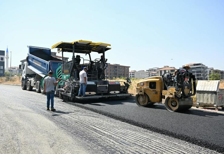 Manisa Büyükşehir Belediyesi, kent genelinde sürdürdüğü yol bakım ve yenileme