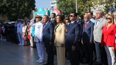 Karşıyaka’da 30 Ağustos Zafer Bayramı kutlamaları, çelenk sunma töreniyle başladı.