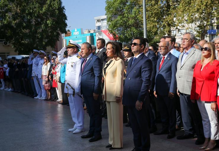 Karşıyaka’da 30 Ağustos Zafer Bayramı kutlamaları, çelenk sunma töreniyle başladı.