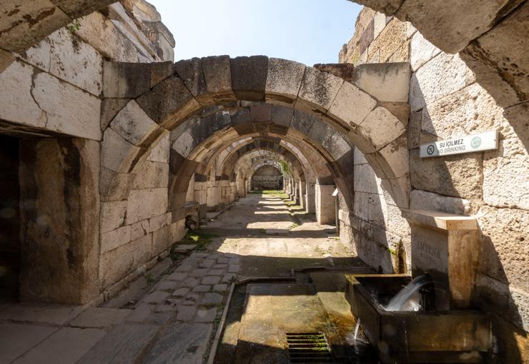 İzmir’in tarihi kent merkezinde yer alan Smyrna Agorası, geçmişin izlerini