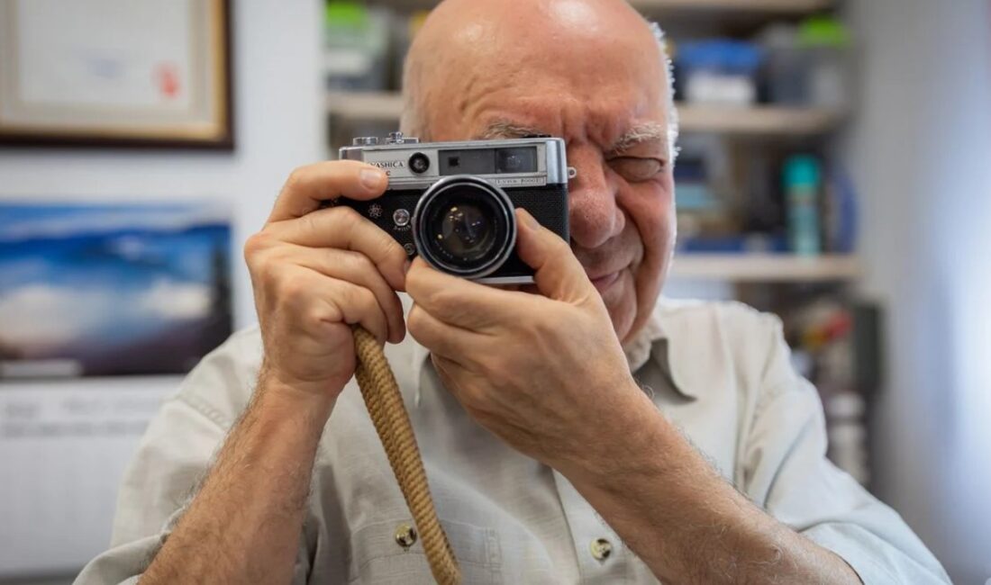 Ali Değer, 50 yıldır fotoğraf makinesi tamir ediyor ve çekiyor.