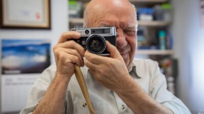 Ali Değer, 50 yıldır fotoğraf makinesi tamir ediyor ve çekiyor.