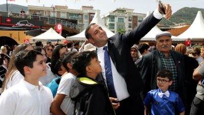 Narlıdere Belediyesi, 2026-2027 eğitim-öğretim yılı öncesinde ilçedeki okulların bahçelerinde yıkama