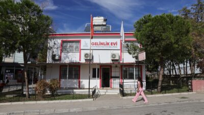 Bayraklı Belediyesi’nin “Gelinlik ve Damatlık Evi” projesi, evlilik hazırlığında olan