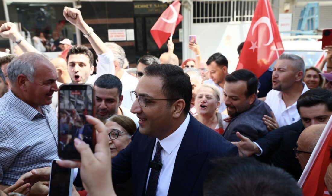 İçişleri Bakanlığı tarafından görevine iade edilen Balçova Belediye Başkanı Onur