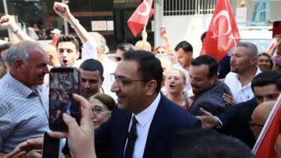 İçişleri Bakanlığı tarafından görevine iade edilen Balçova Belediye Başkanı Onur