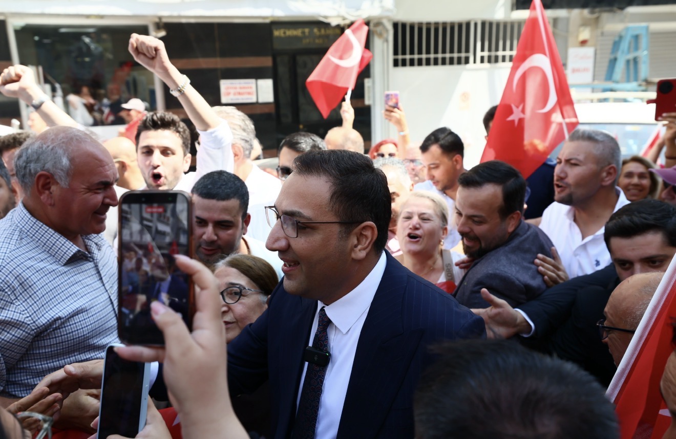 İçişleri Bakanlığı tarafından görevine iade edilen Balçova Belediye Başkanı Onur
