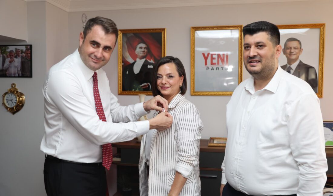 CHP’den ayrılan Karabağlar Belediye Başkanı Helil Kınay, Yeni Parti’ye katıldı.