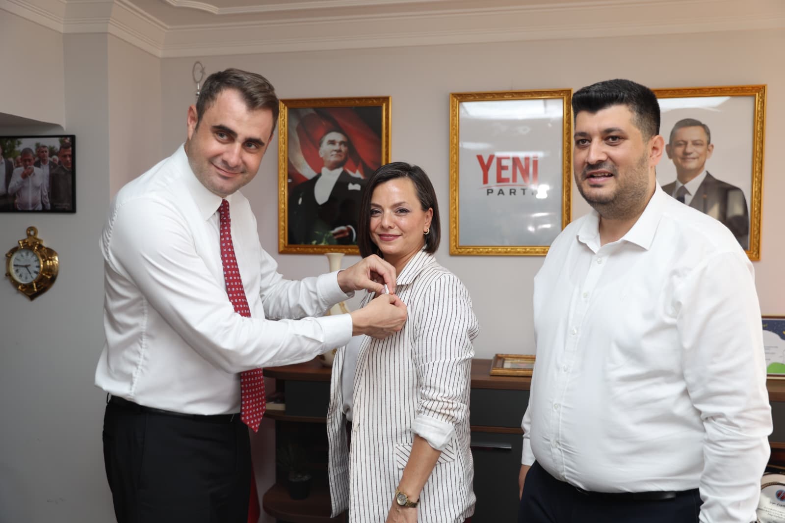 CHP’den ayrılan Karabağlar Belediye Başkanı Helil Kınay, Yeni Parti’ye katıldı.