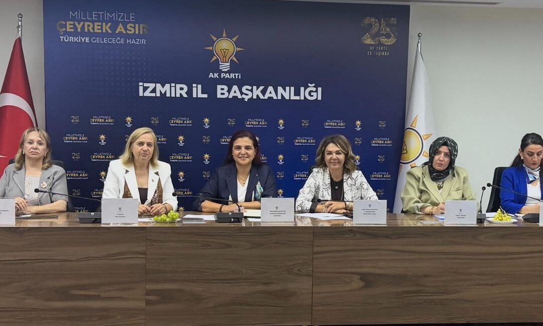 AK Parti İzmir İl Kadın Kolları Başkanlığı tarafından gerçekleştirilen toplantıda,