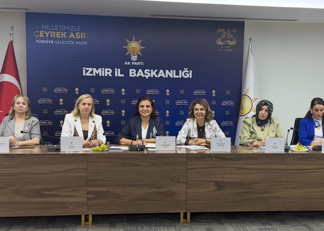 AK Parti İzmir İl Kadın Kolları Başkanlığı tarafından gerçekleştirilen toplantıda,