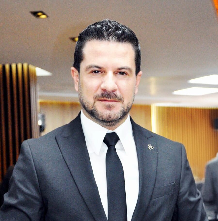 Emrah Isik yazar fotoğrafı