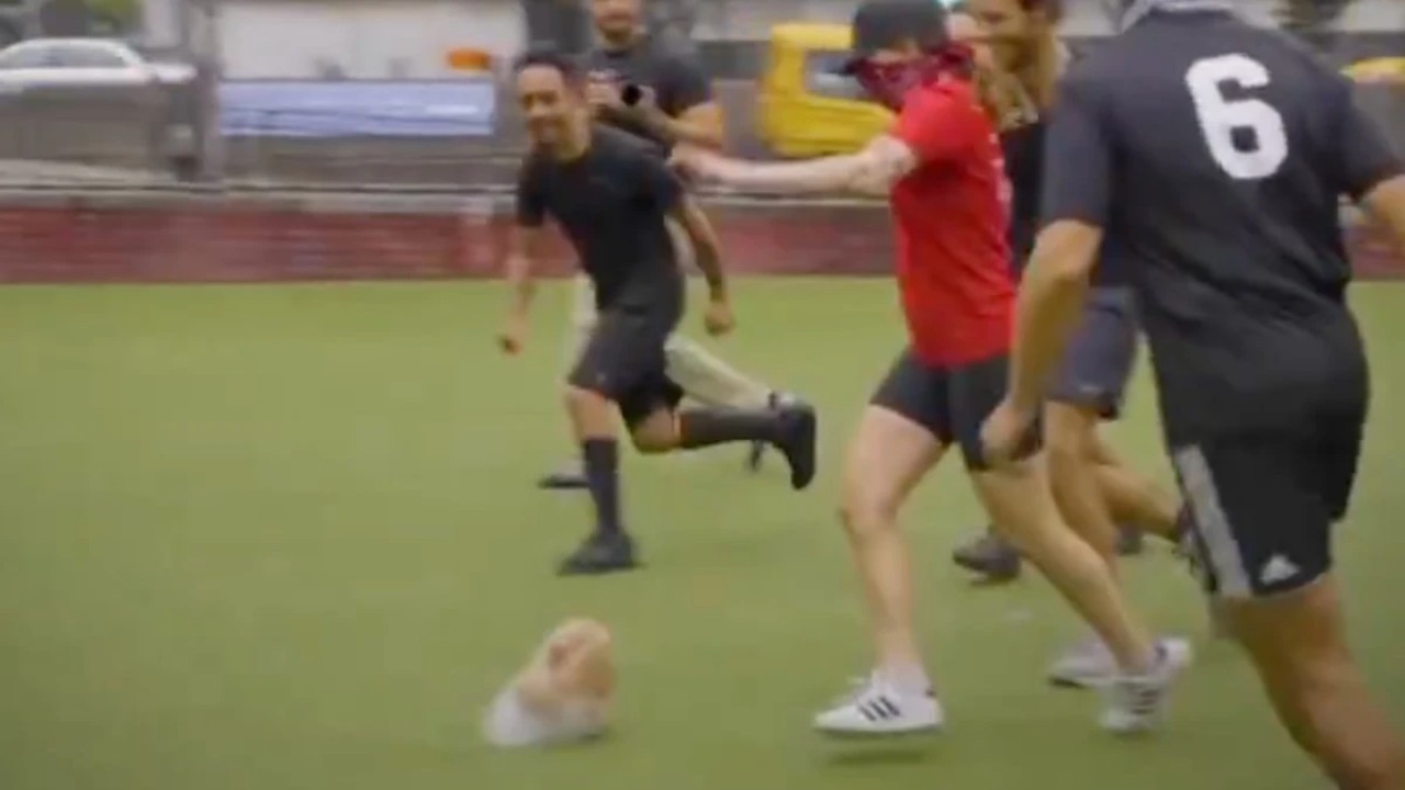 ABD'li aktivistler Netanyahu'nun replika kafasıyla halı sahada futbol oynadı - ensonhaber.com