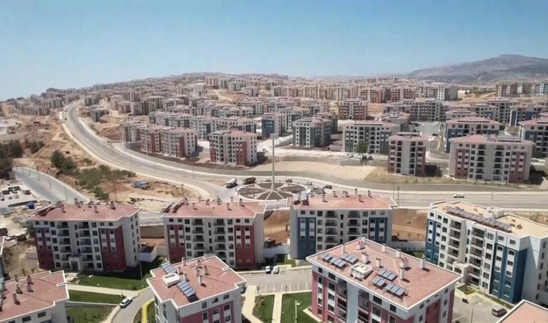 İndere bölgesinde, deprem sonrası inşa edilen evlerine yerleşen vatandaşlar, yeni
