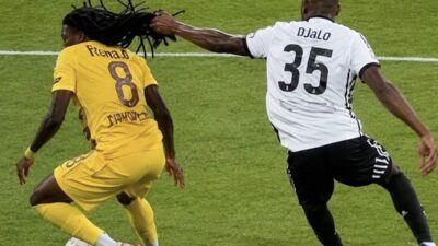 Beşiktaş-Eyüpspor maçında Djalo'nun rakibinin saçını çektiği pozisyonda sarı kart bile