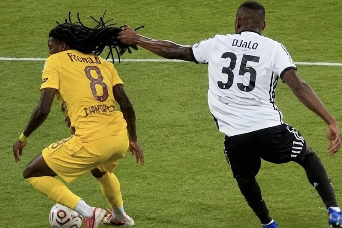 Beşiktaş-Eyüpspor maçında Djalo'nun rakibinin saçını çektiği pozisyonda sarı kart bile