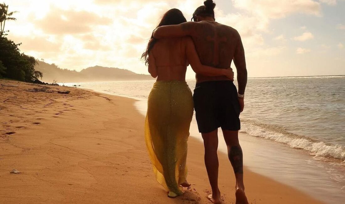 Formula 1'de verilen yaz arasını değerlendiren Lewis Hamilton, sevgilisi Kim