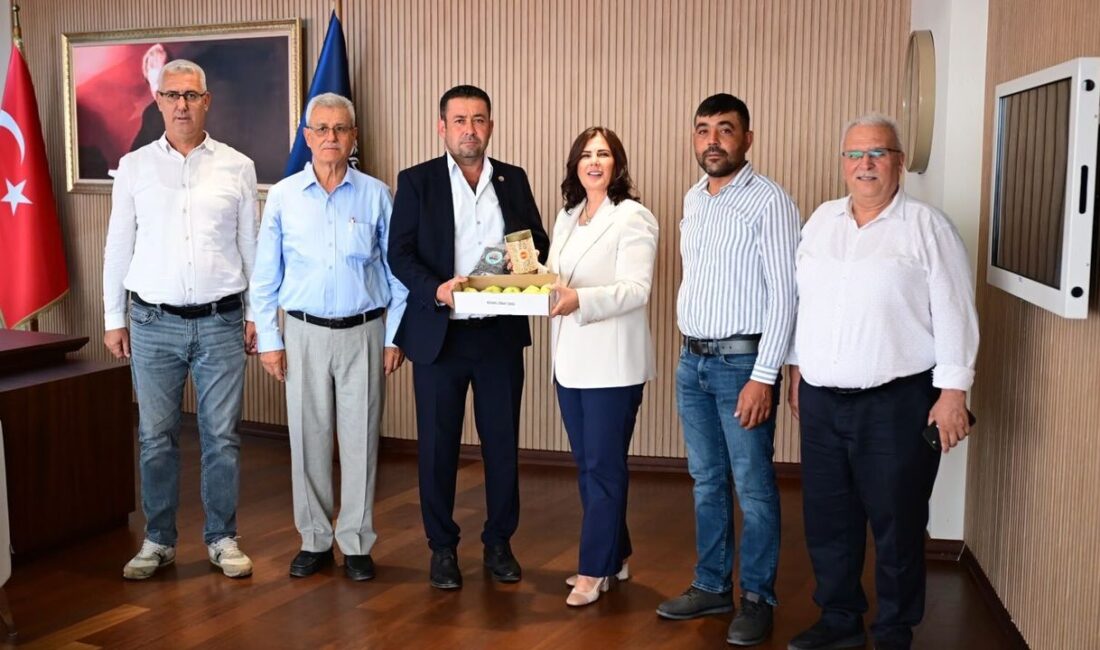 Koçarlı Ziraat Odası Başkanı Taner Güneş ve yönetim kurulu üyeleri,