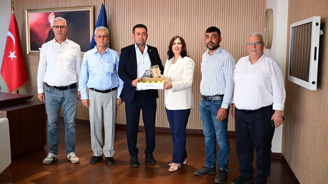 Koçarlı Ziraat Odası Başkanı Taner Güneş ve yönetim kurulu üyeleri,