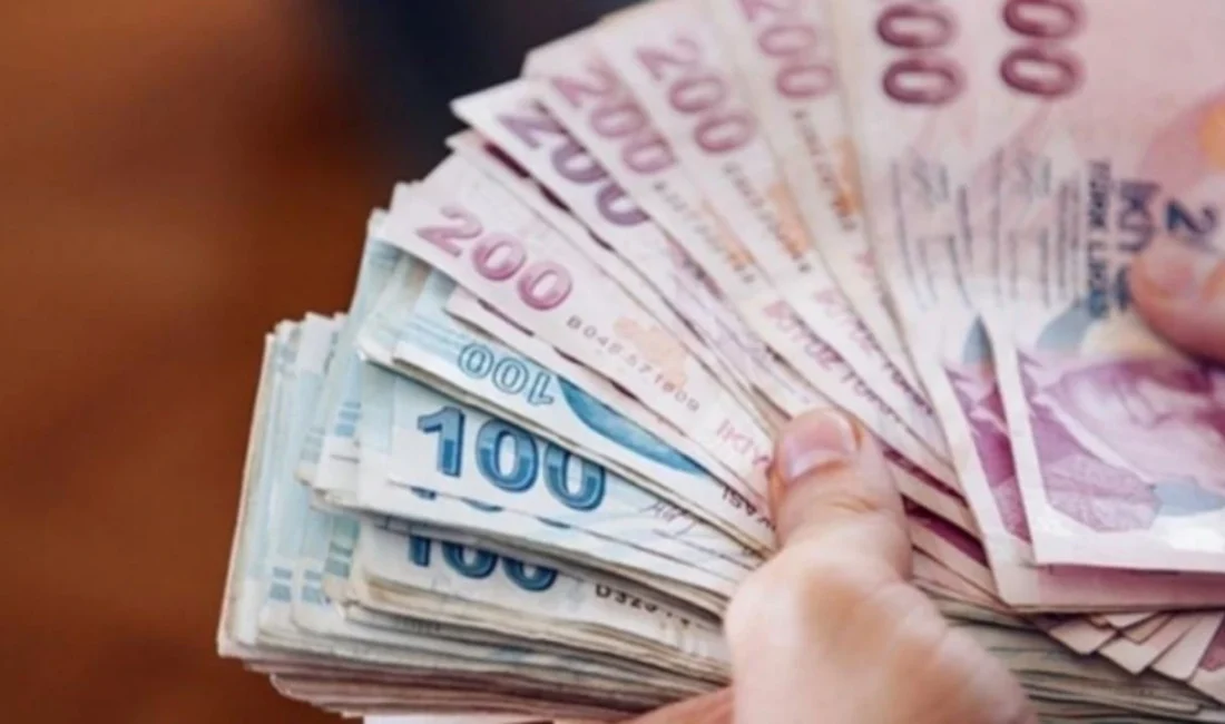 Çalışan vatandaşlar asgari ücrete ara zam yapılıp yapılmayacağını merak ediyor.