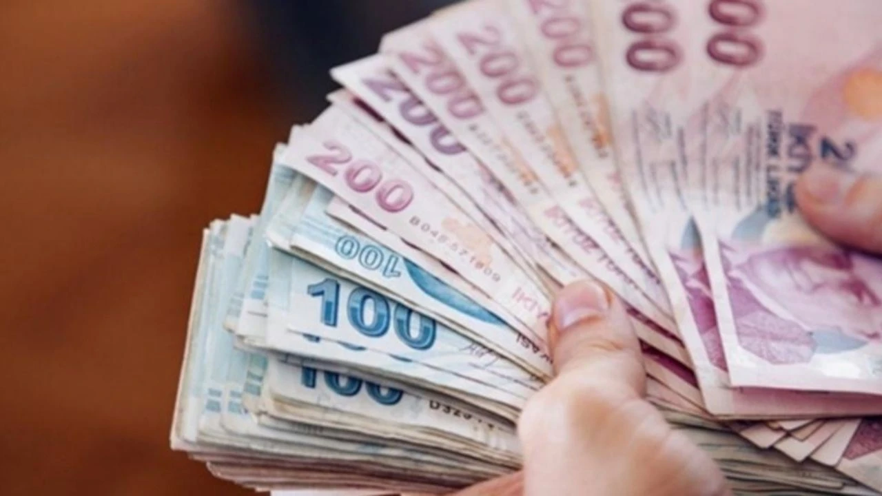 Çalışan vatandaşlar asgari ücrete ara zam yapılıp yapılmayacağını merak ediyor.